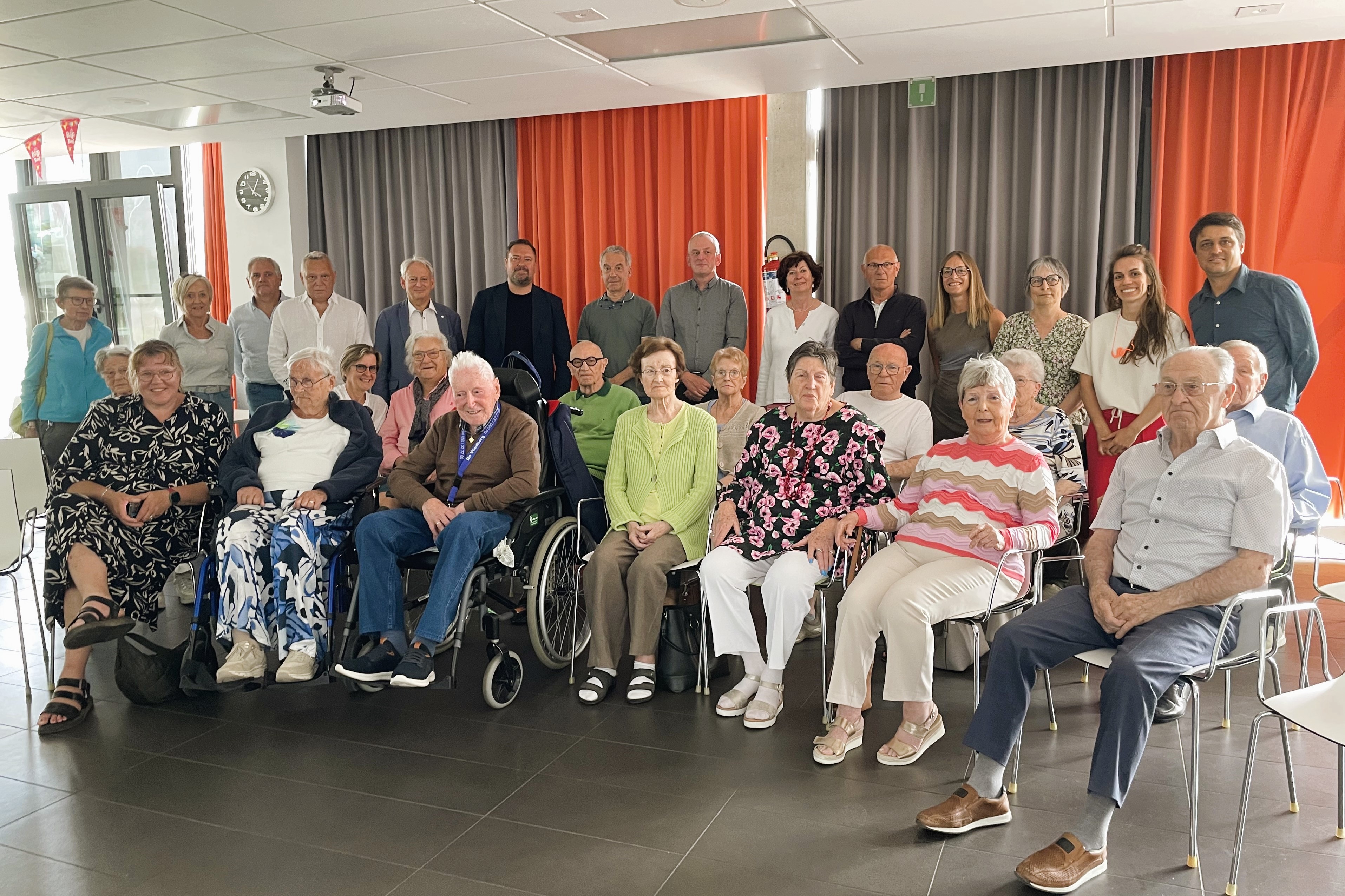 De bewoners van het woonzorgcentrum De Vliedberg die hebben deelgenomen aan het project Reable4all poseren samen met de voorzitter van Mintus.