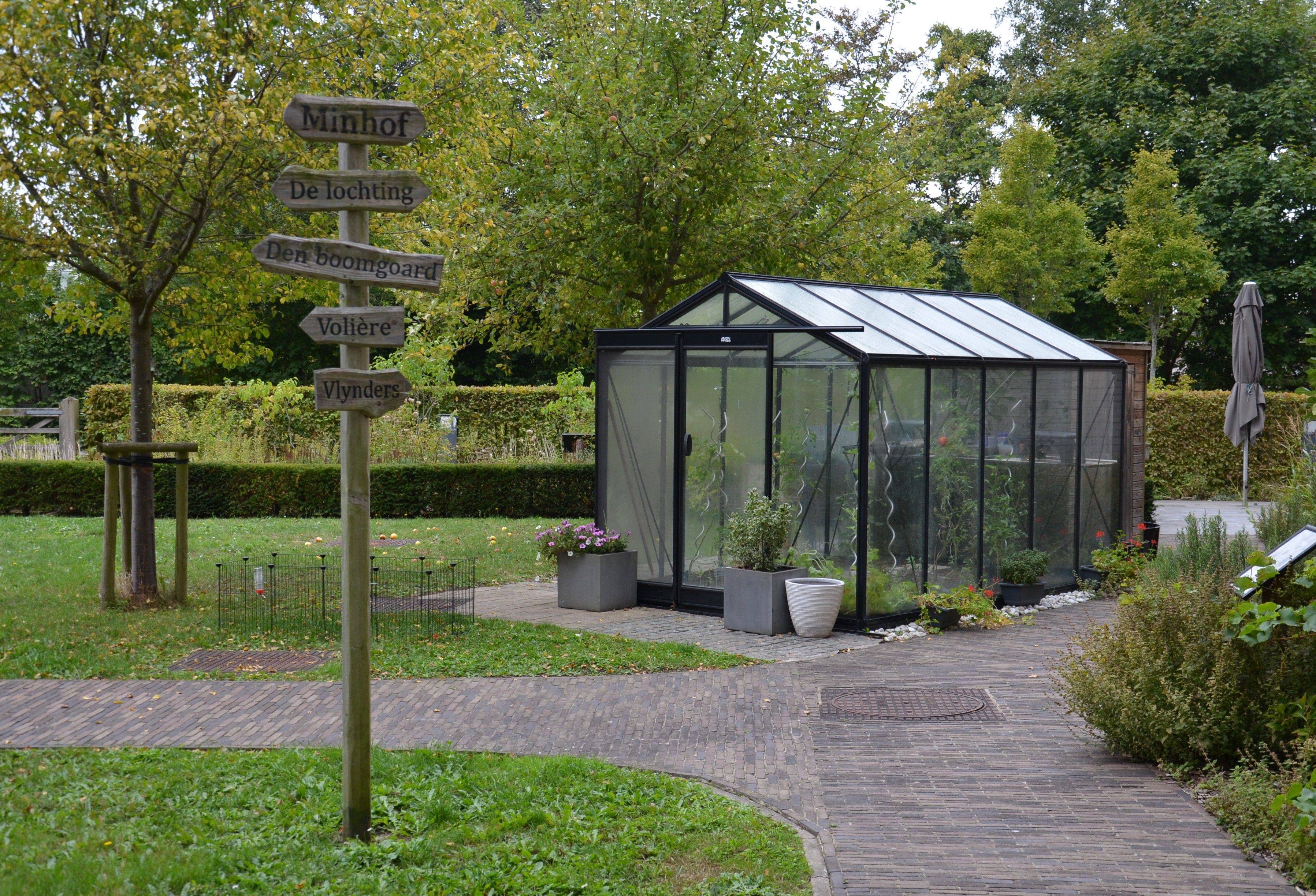 Tuin Van Zuylen met paden en een serre