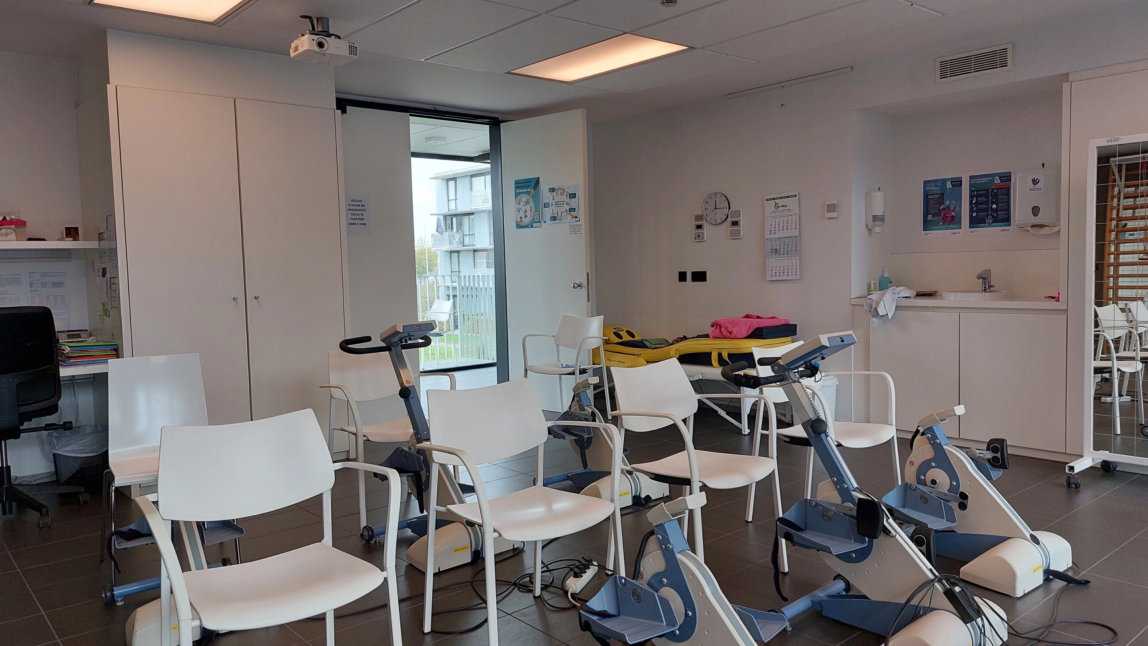 Fitnessruimte in De Vliedberg met stoelen en fietsen