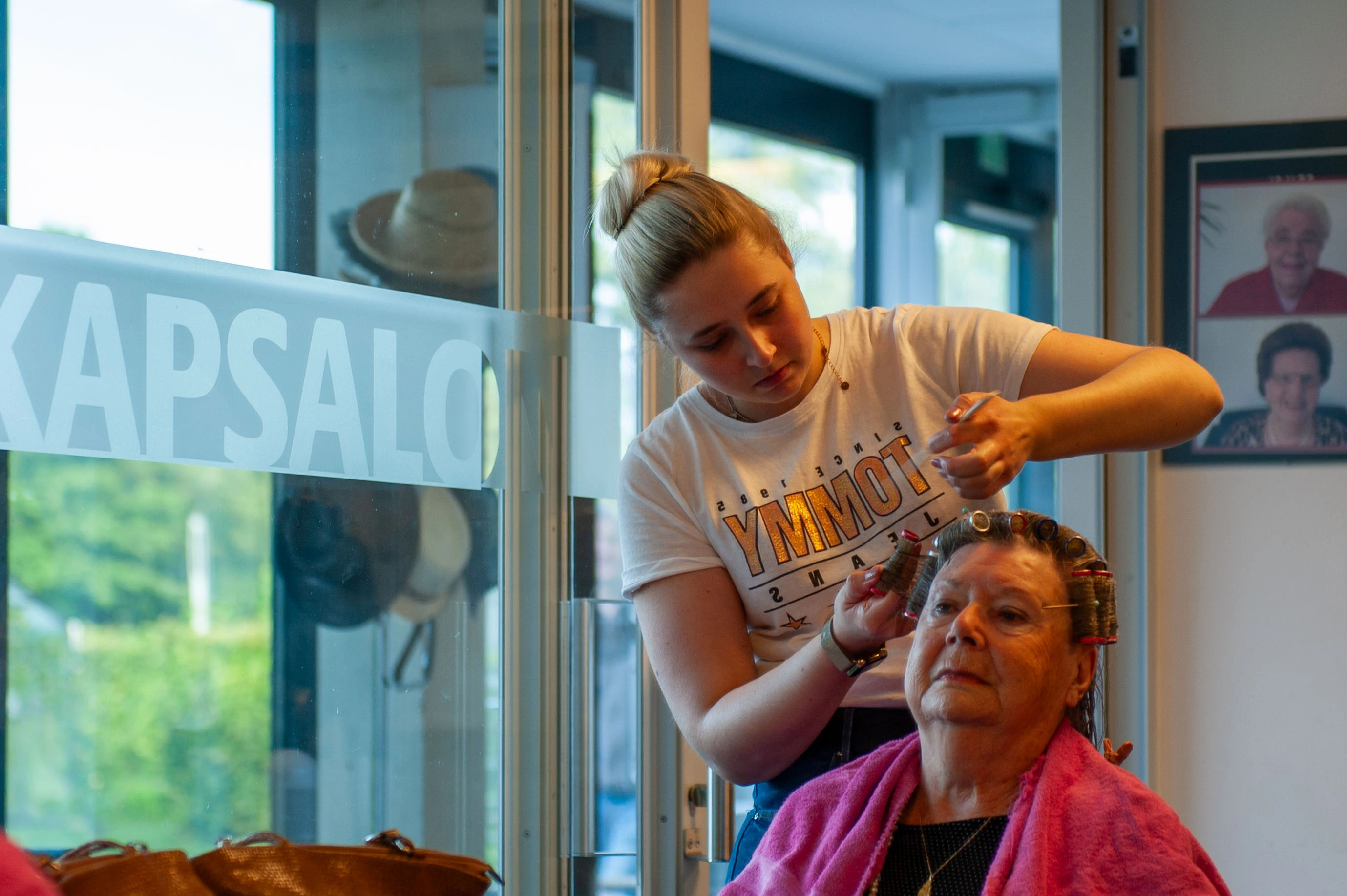 Bewoonster zit bij het kapsalon van WZC De Vliedberg