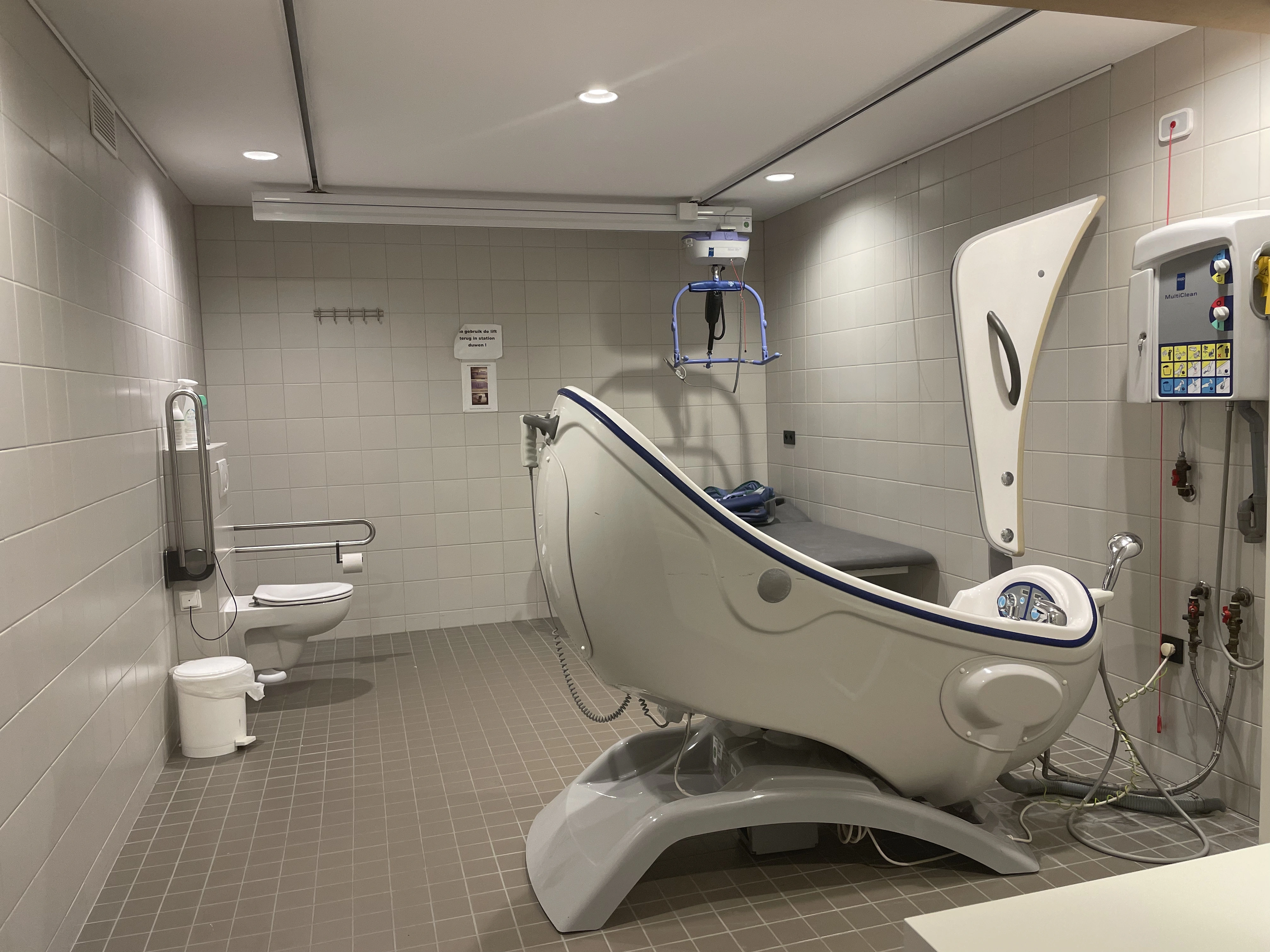 Badkamer in De Vliedberg met een bad en een lift
