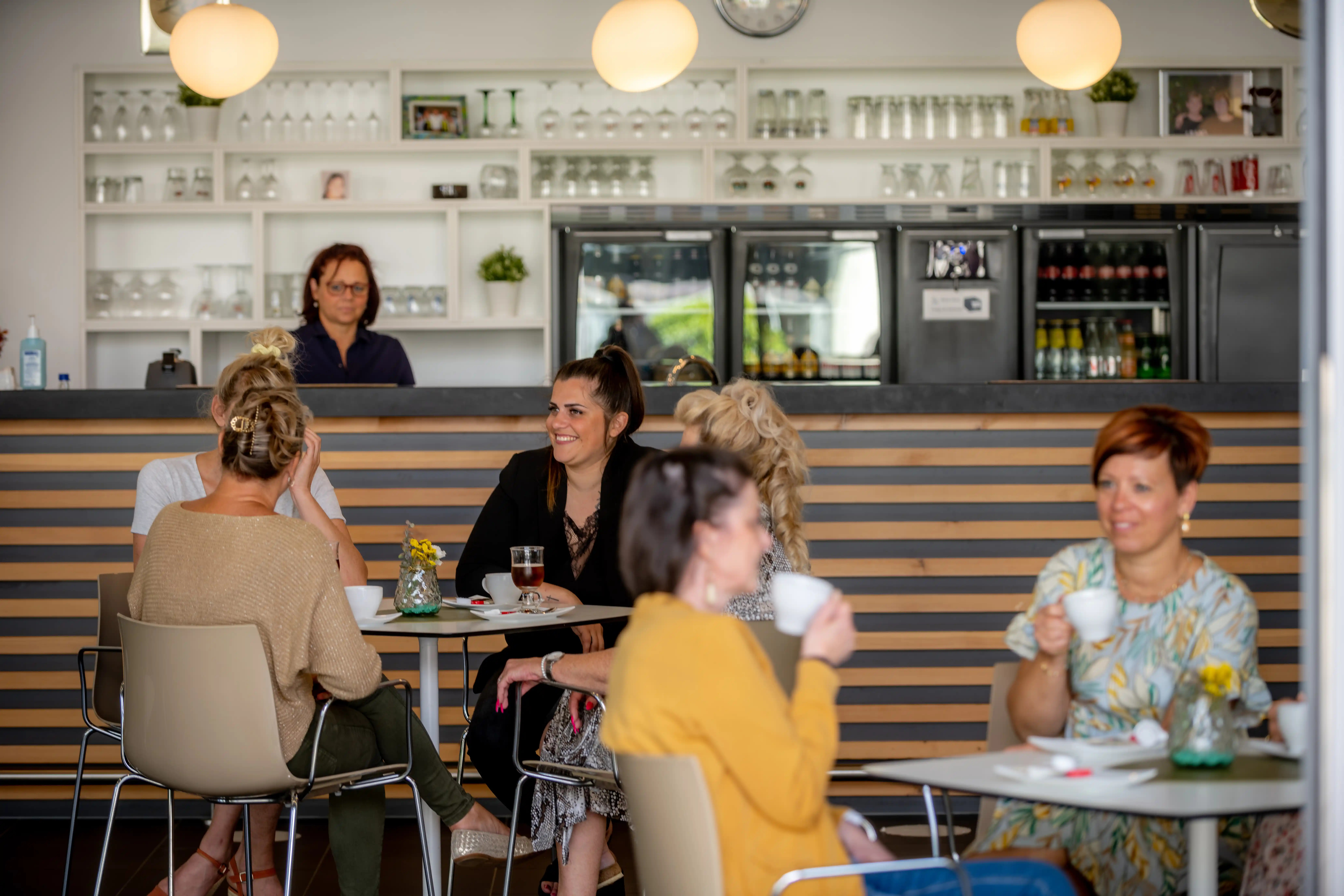 Mensen zitten in de tearoom te praten met koffie