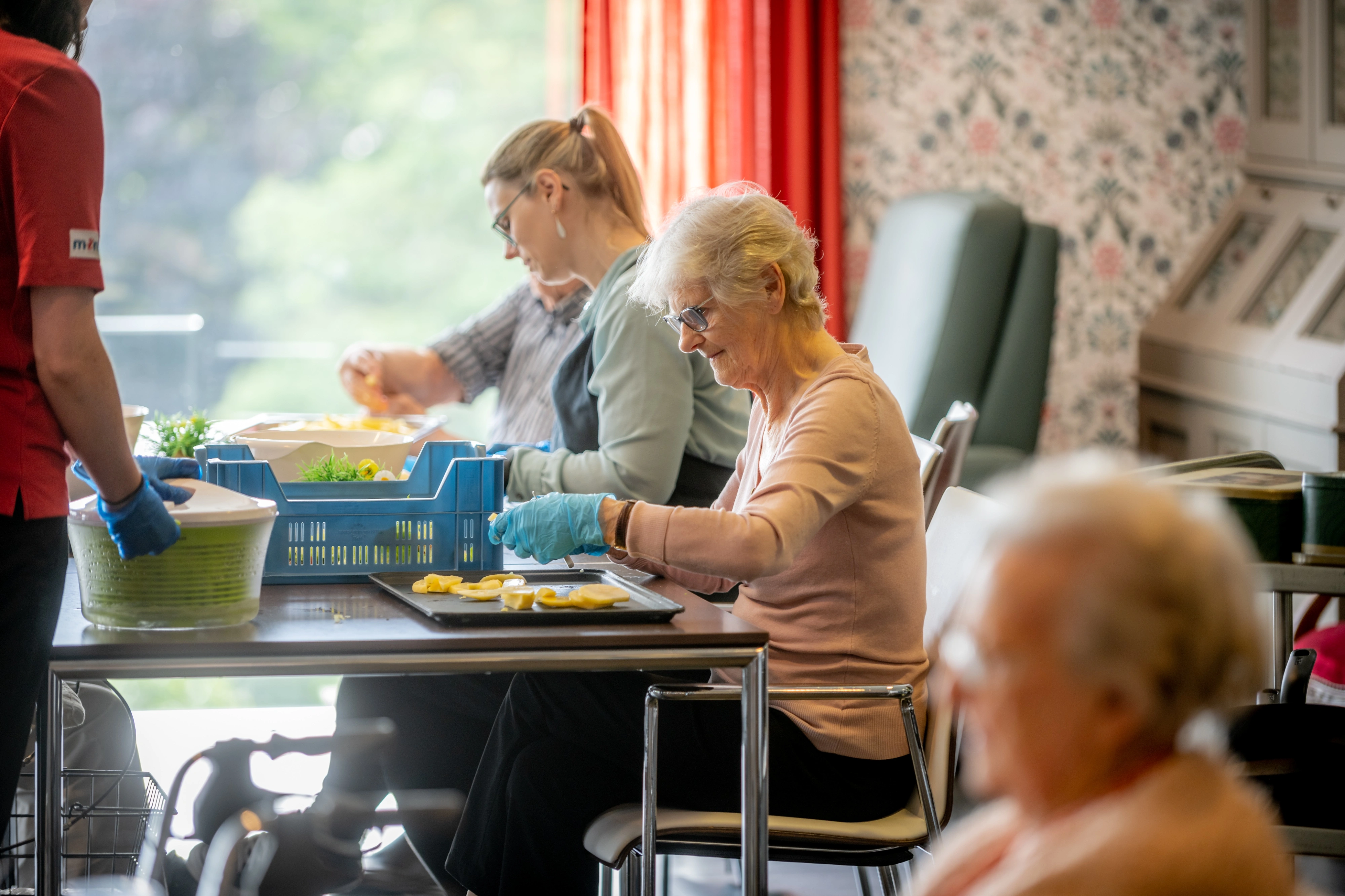 Vrouwen zitten aan een tafel te koken