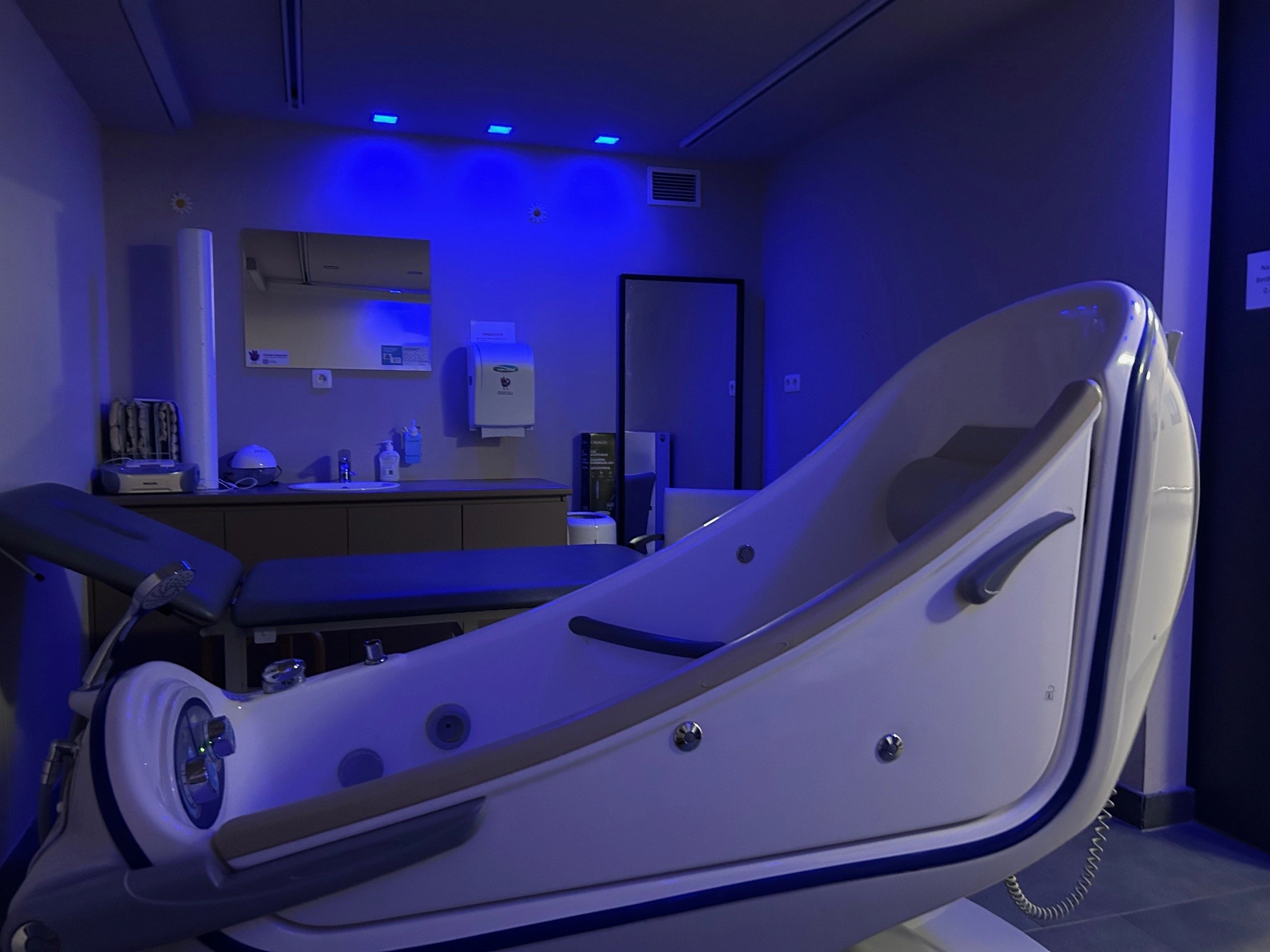 Badkuip in de relaxatiebadkamer met lift en sfeerverlichting