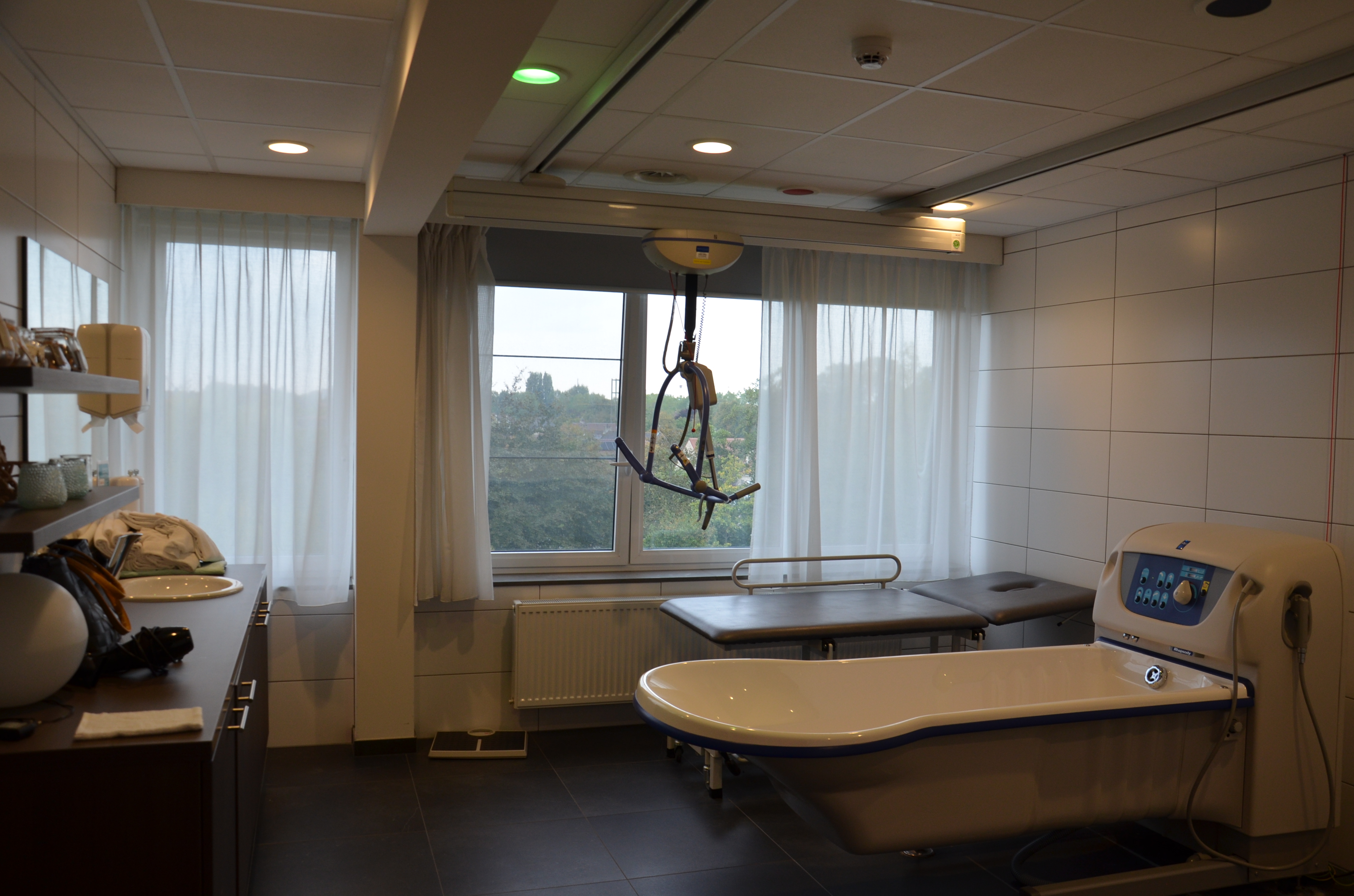 Badkamer met ligbad en hulpmiddelen