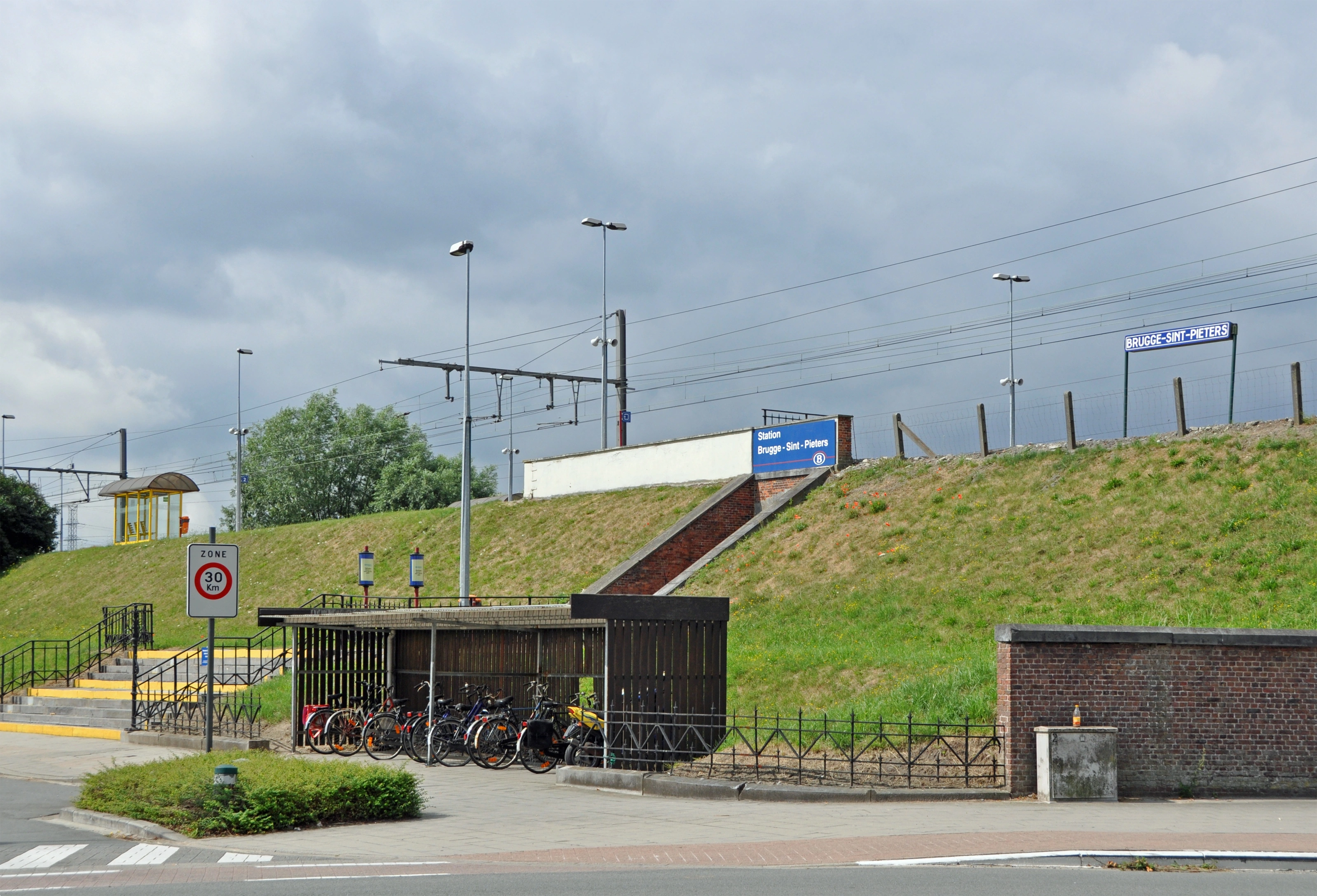 Zicht van het station Brugge Sint-Pieters met fietsenstalling ervoor