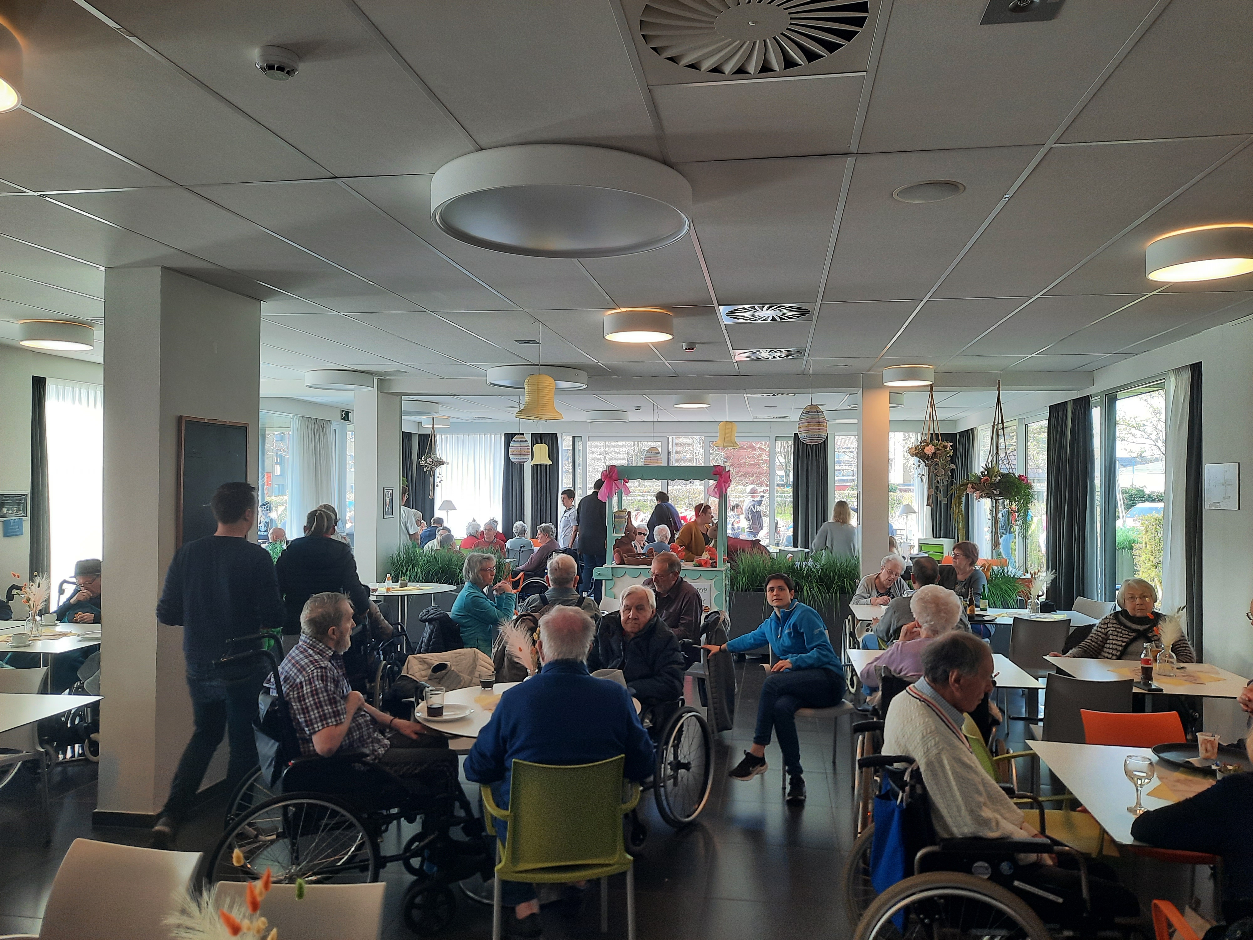 Tearoom van Van Zuylen waar een groep mensen gezellig bij zit te praten
