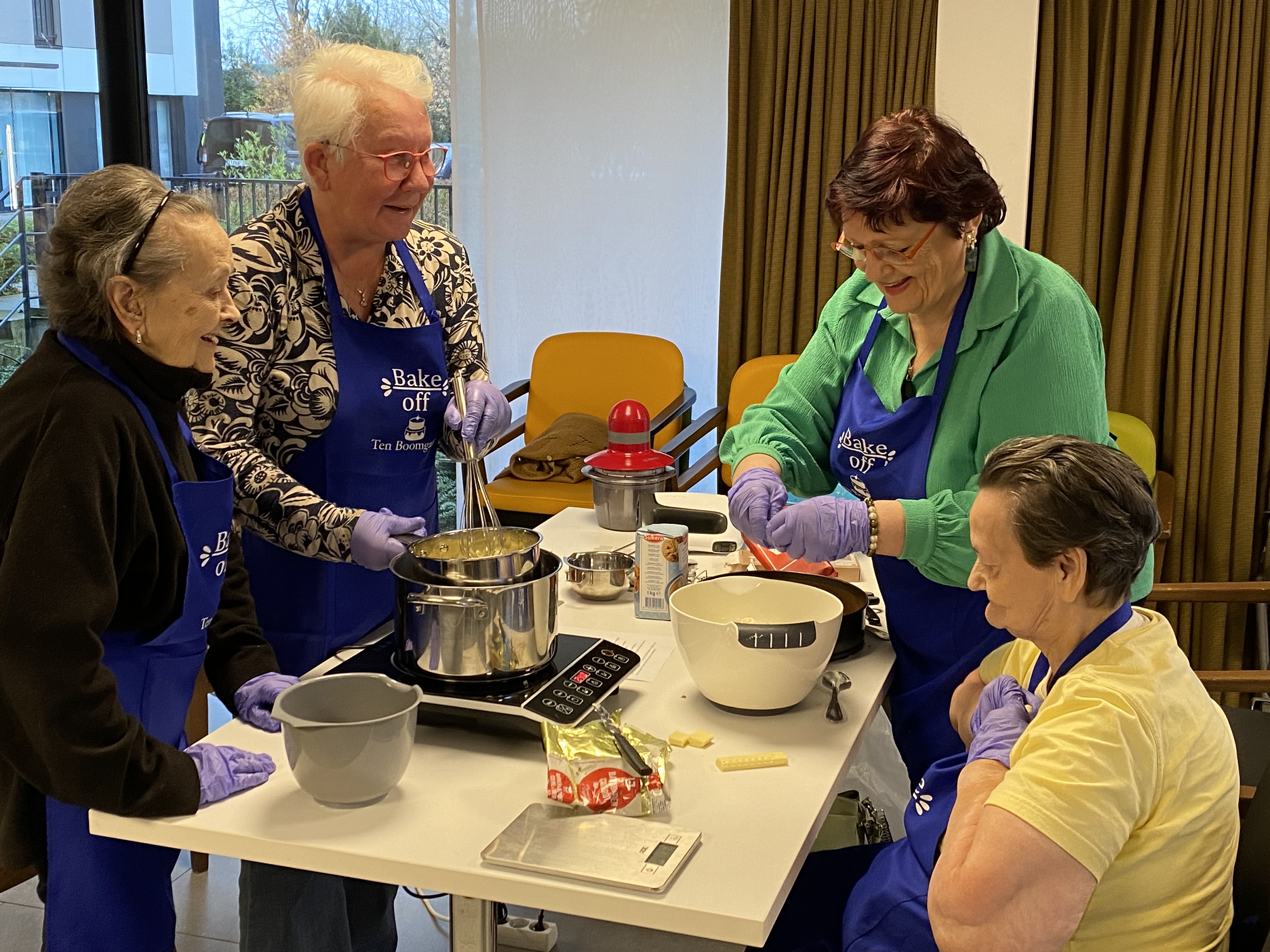 Bewoners koken samen rond een tafel