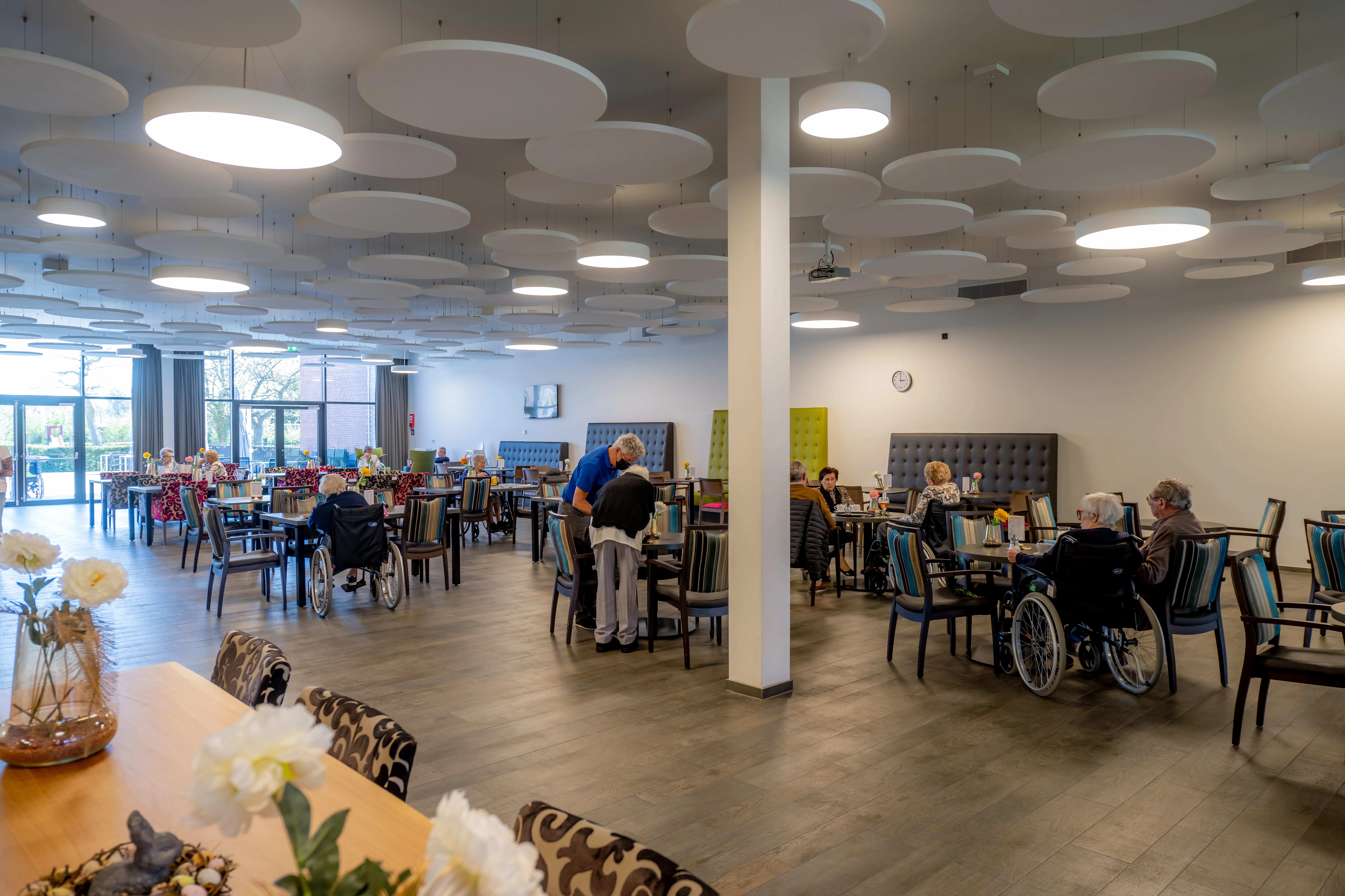 Tearoom van WZC Ter Potterie met houten vloer en vele tafels