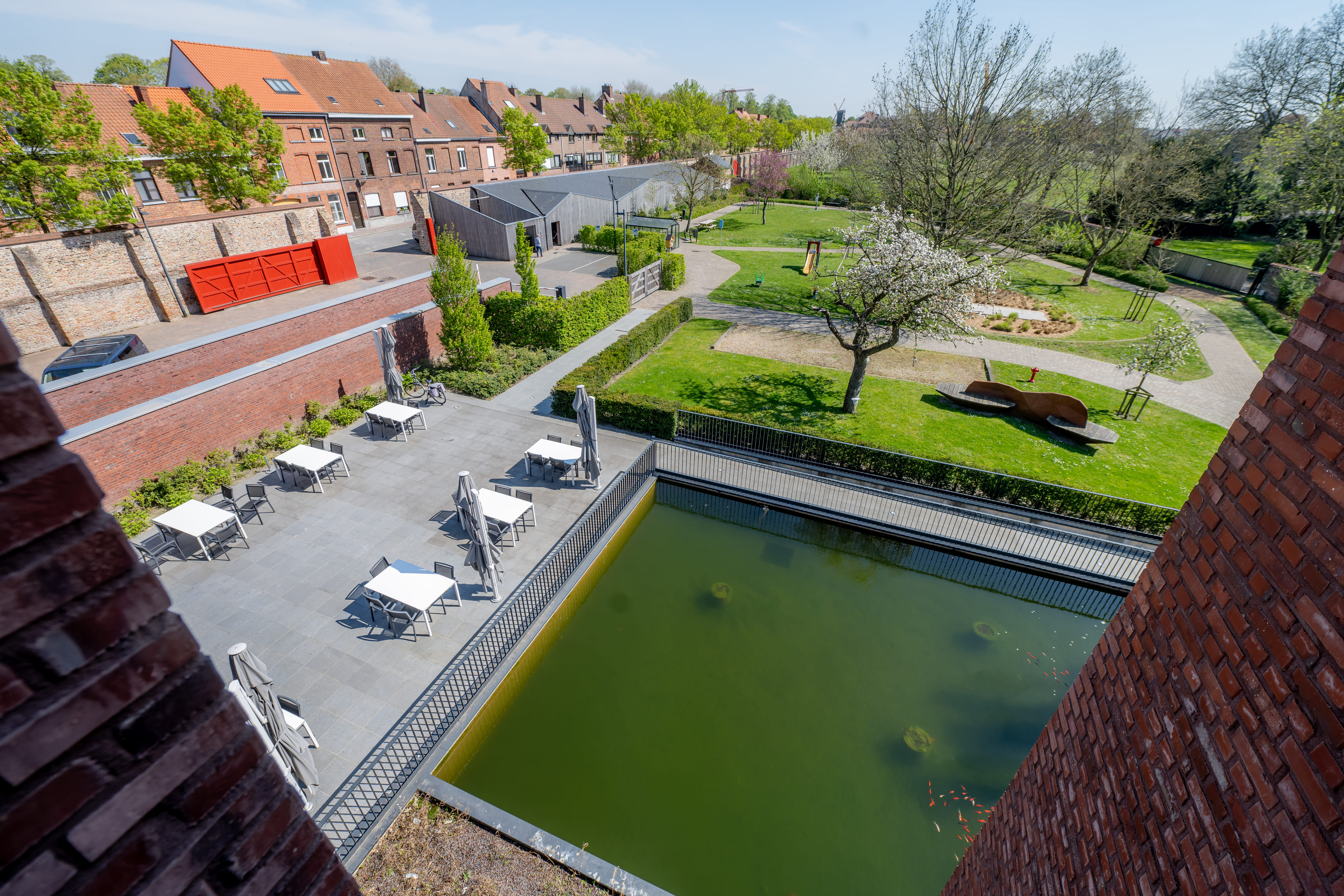 Foto vanuit het raam van het tuin en terras van WZC Ter Potterie
