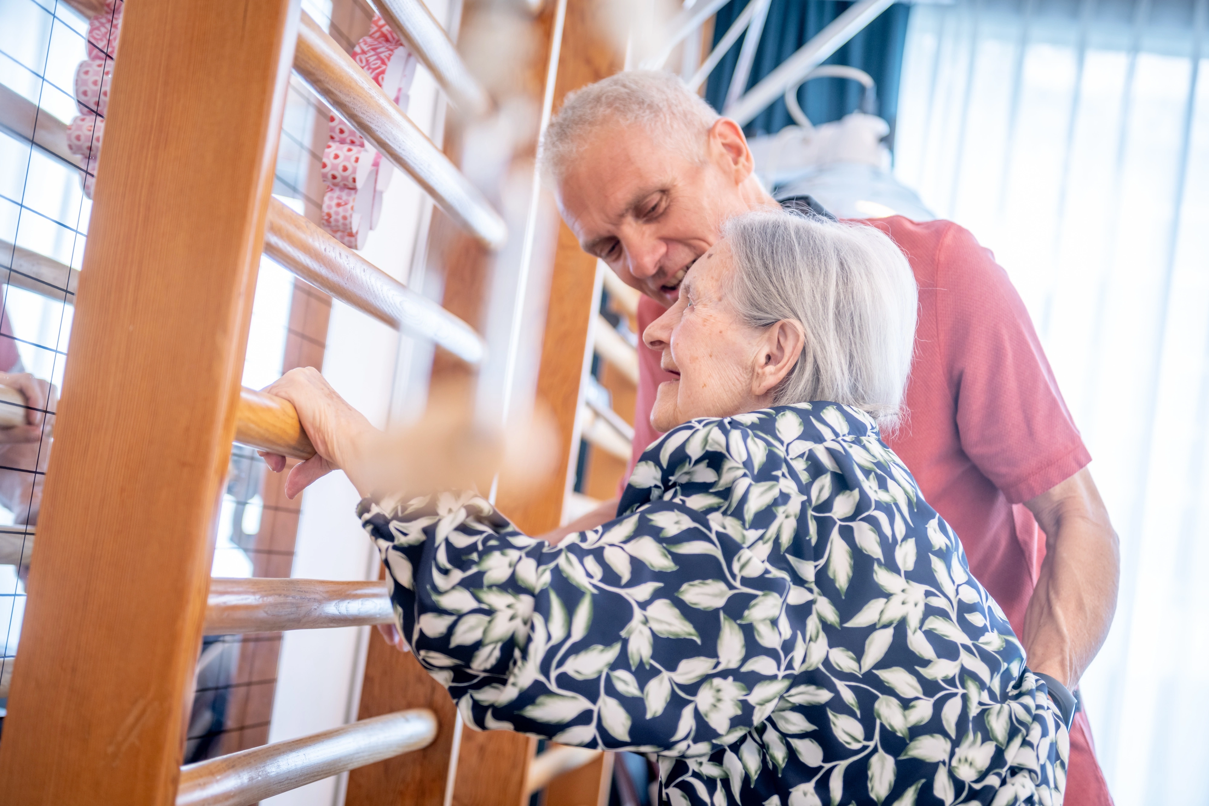 Vrouw en kinesist oefenen samen op het klimrek