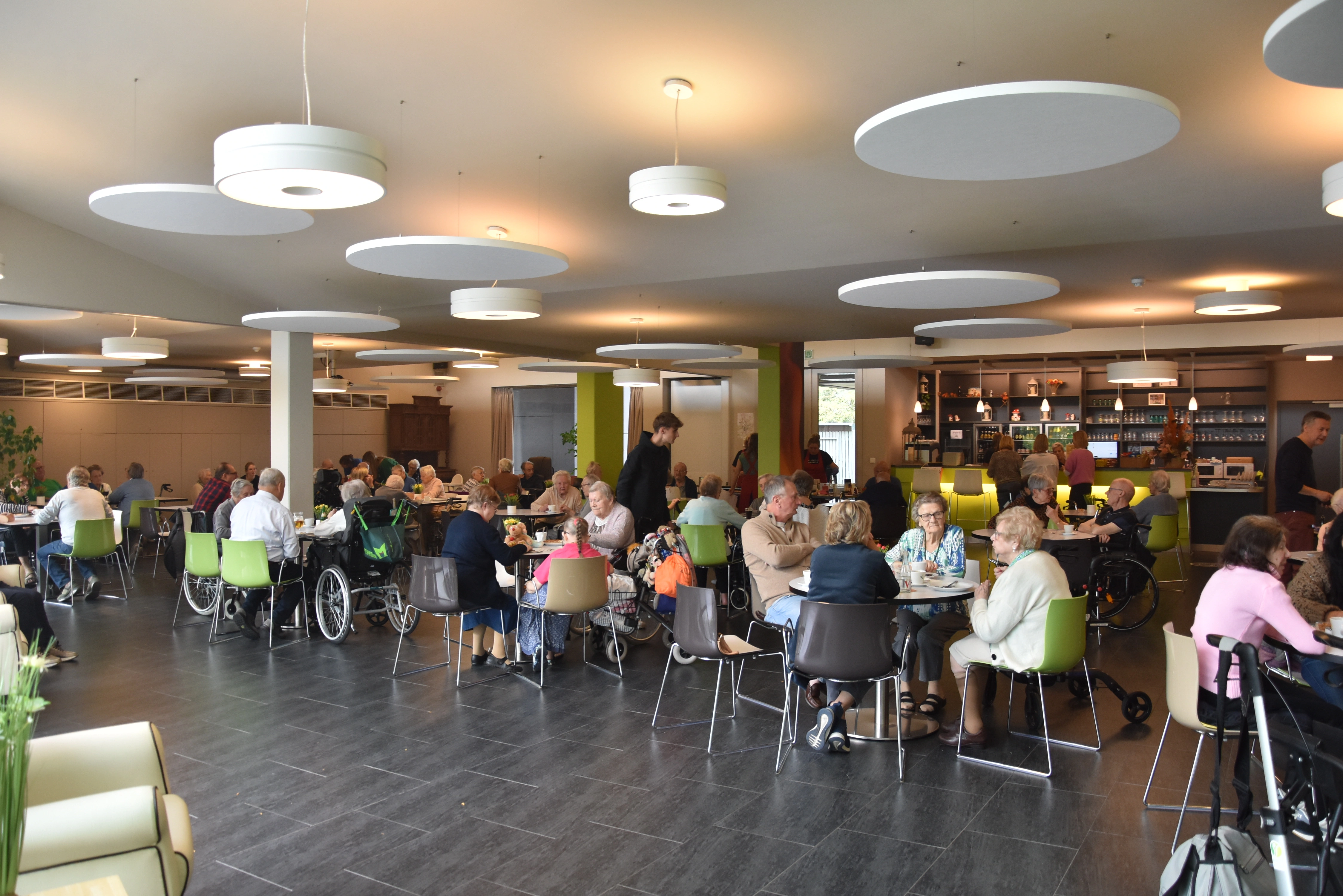 Tearoom van Zeventorentjes met veel volk