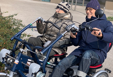 Iedereen mag een rolstoelfiets of een duofiets lenen. 