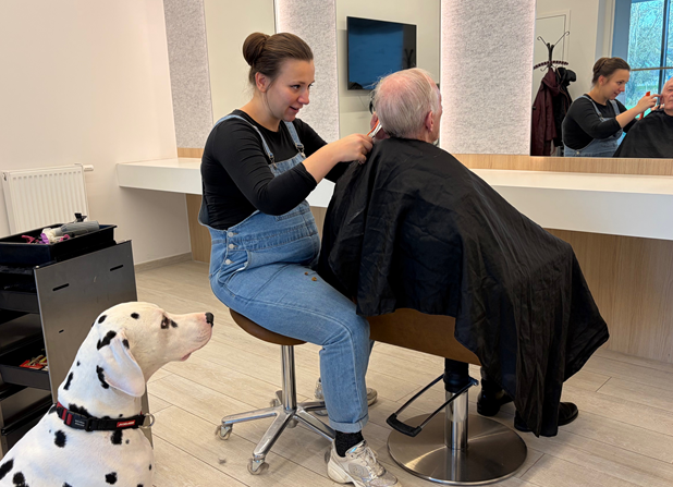 Onze kapster verzorgt je haren met kunde!