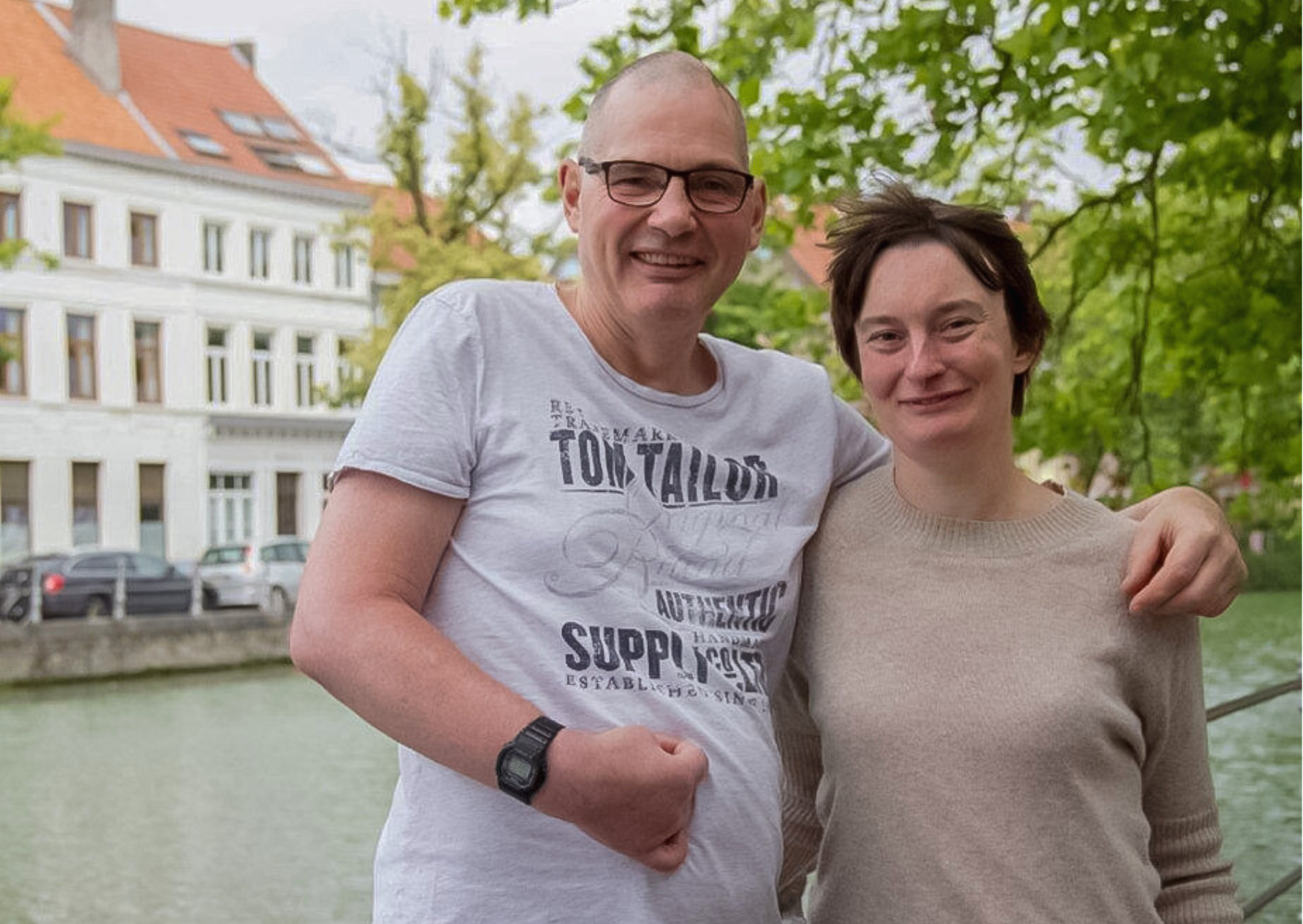 twee bewoners van NAH De Nieuwe Notelaar poseren op de foto.