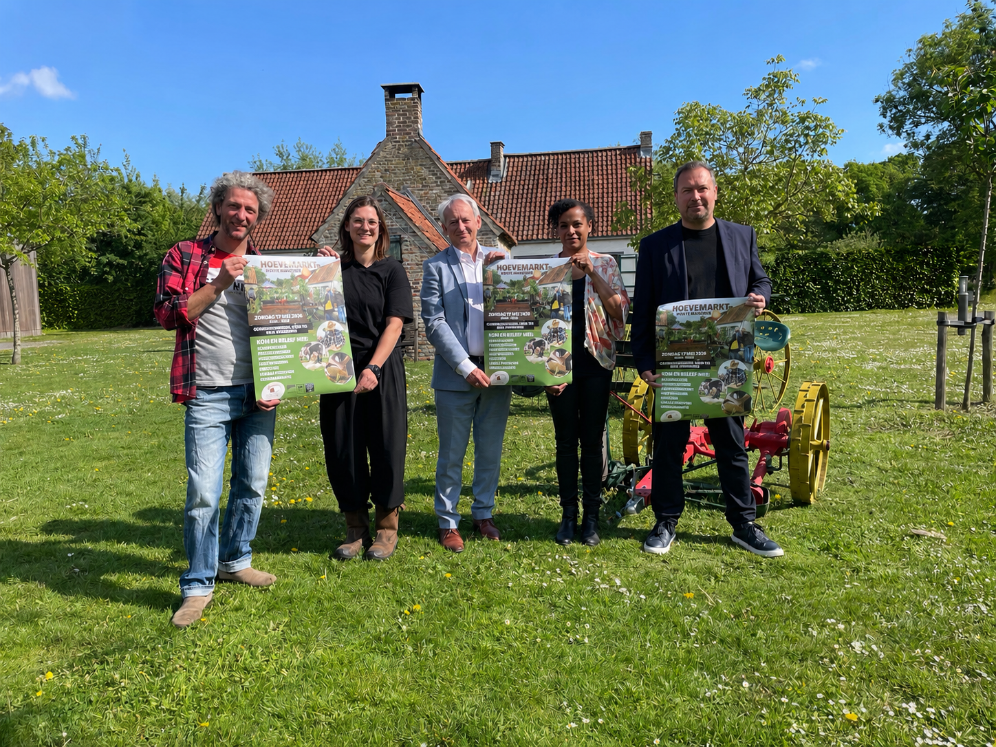 Voorzitter Pablo Annys (foto rechts) presenteert samen met het team van Hoeve Hangerijn de affiche van de hoevemarkt.