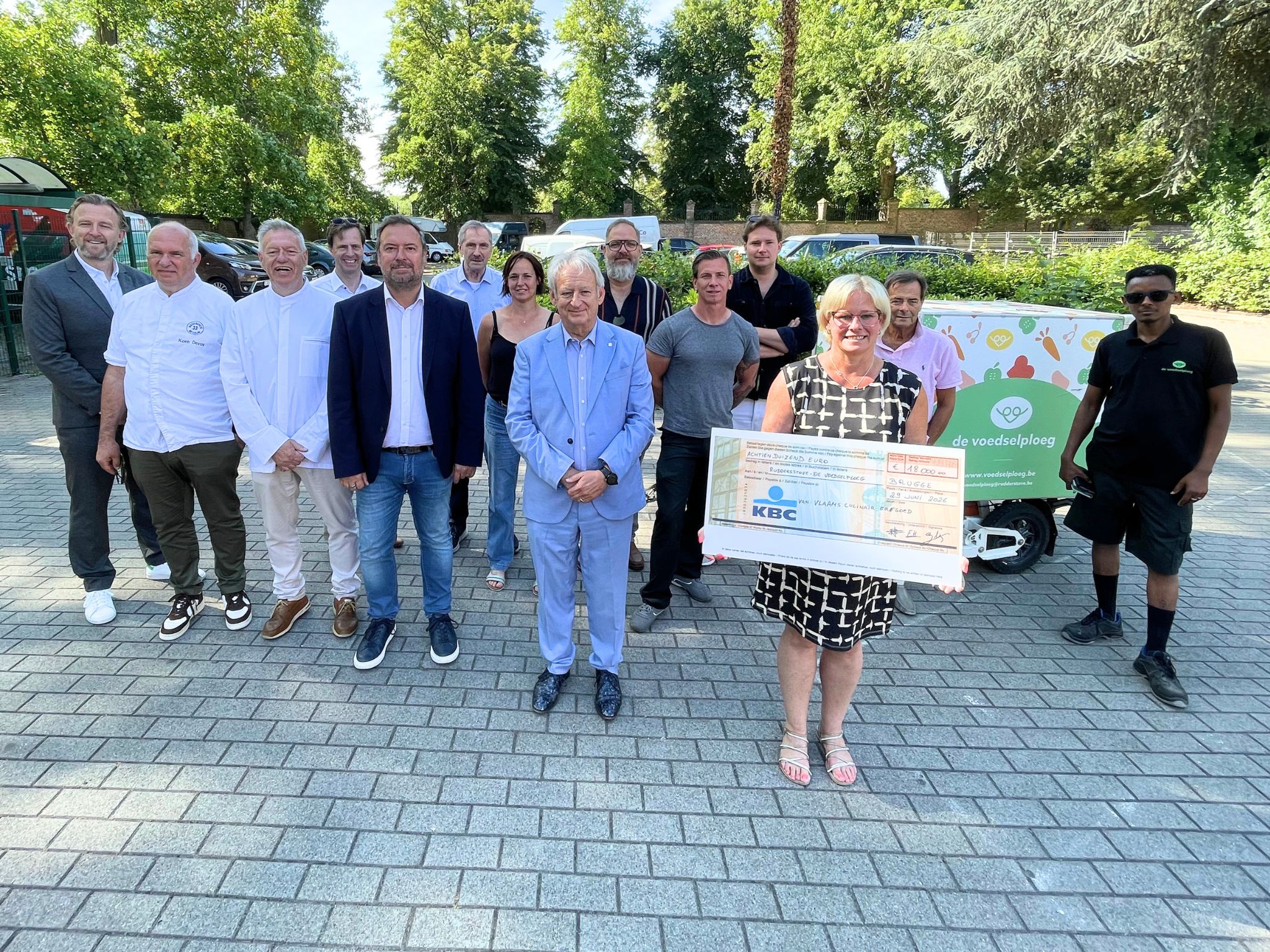 Het team van De Voedselploeg ontvang de cheque van het Vlaams Culinair Erfgoed.