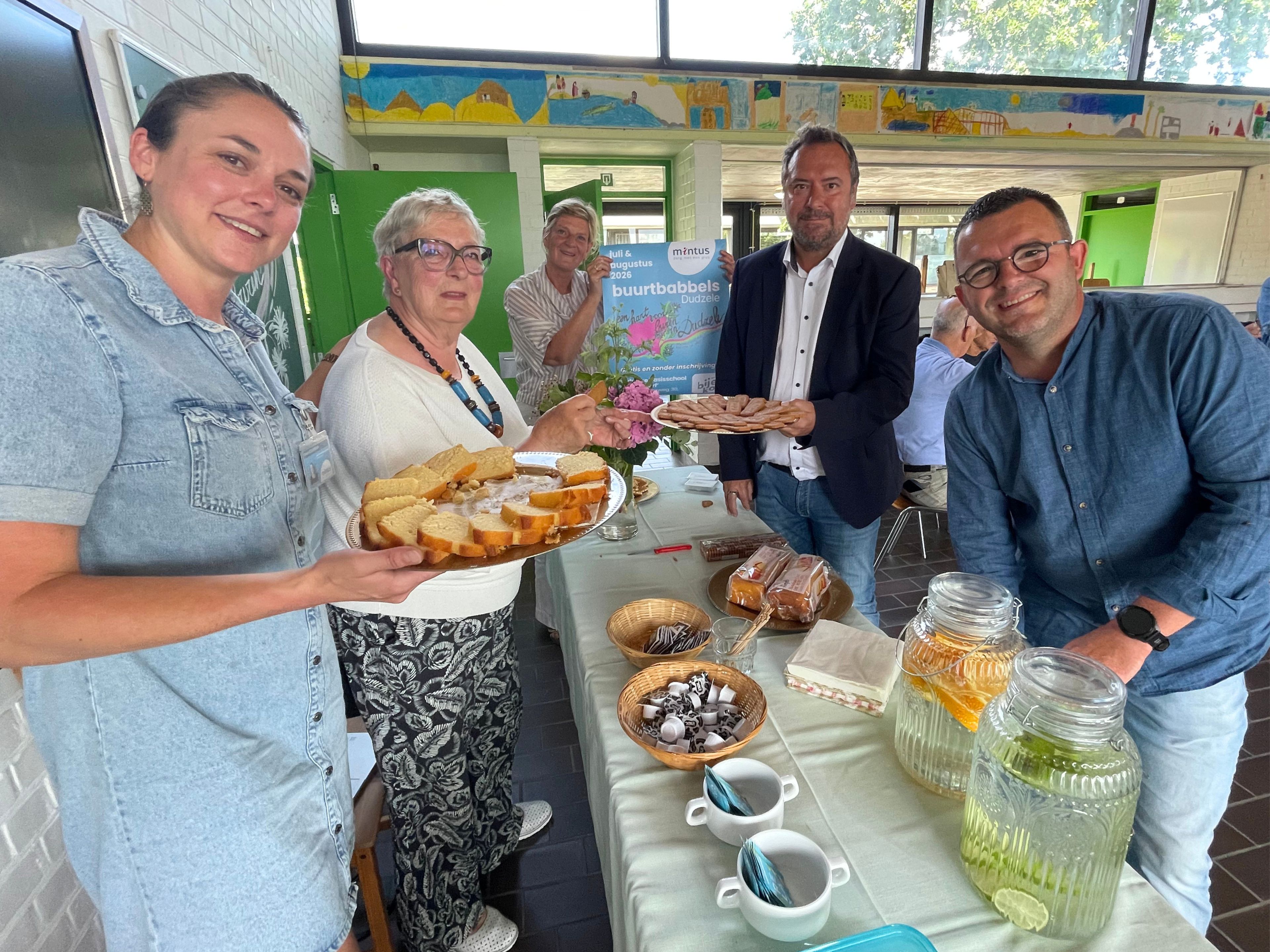 De organisatoren van Buurtbabbel Dudzele (links op de foto) poseren samen met schepen Pablo Annys en schepen Olivier Strubbe.