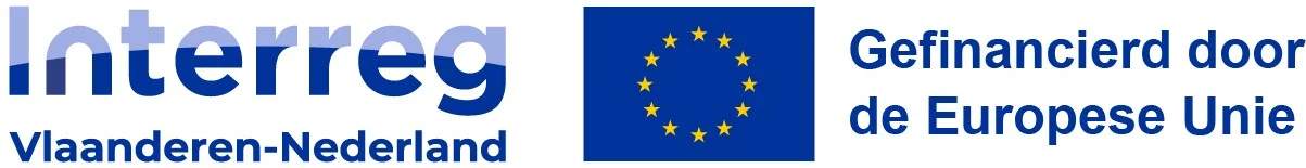 Een blauw logo van Interreg op een witte achtergrond. Vergezeld door het logo van Europa met de tekst 'gefinancierd door de Europese Unie'