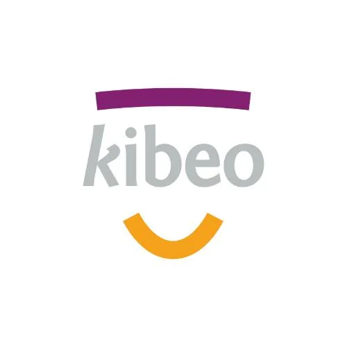 Grijze letters 'Kibeo' vergezeld van bovenaan een paarse platte streep en onderaan een oranje boog