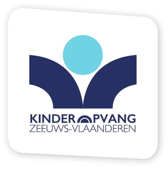 Donkerblauwe letter met de tekst 'kinderopvang zeeuws-vlaanderen' vergezeld door bovenaan twee donkerblauwe bogen en een lichtblauwe bol