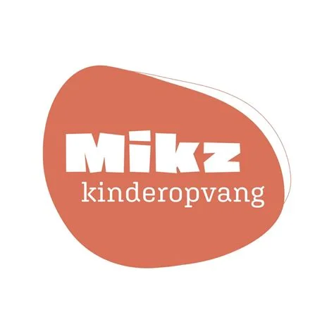 Een oranje onregelmatige vorm met daarin 'Mikz kinderopvang'