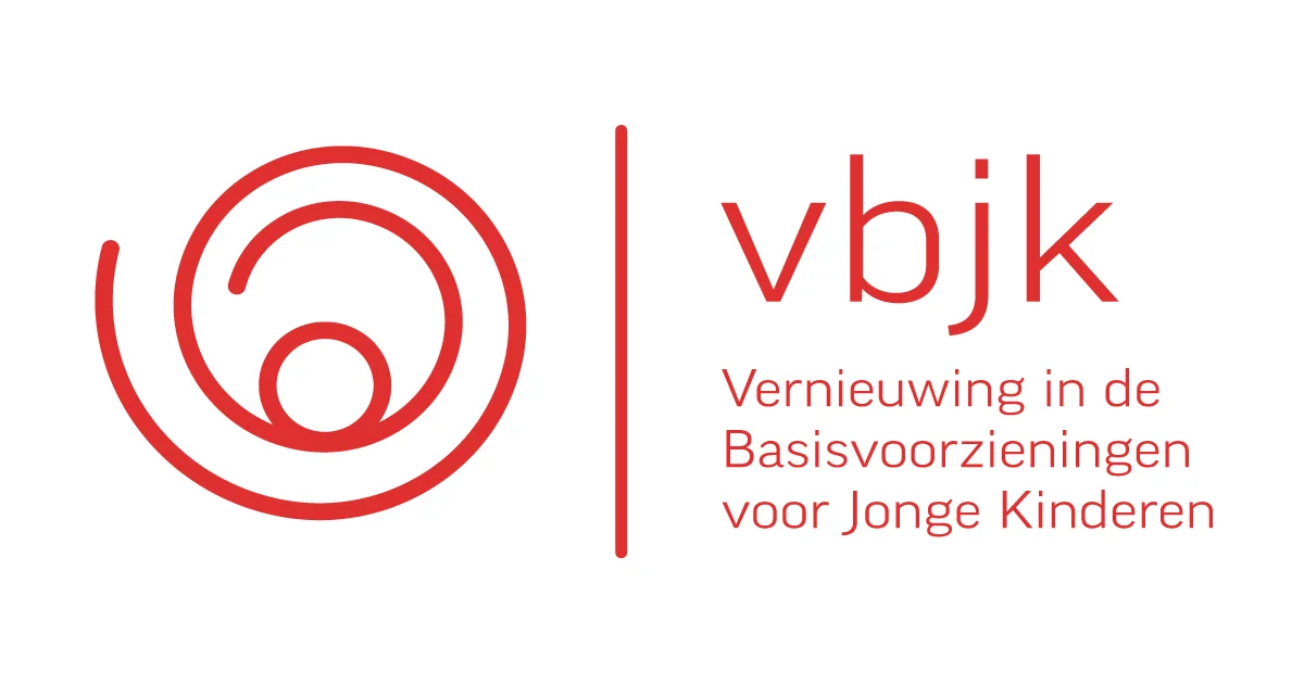 Een rechthoekig wit logo met daarin rood-oranje tekst: 'vernieuwing in de basisvoorzieningen voor jonge kinderen'.
