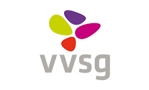 Grijze letters op een witte achtergrond met de tekst 'VVSG' . Boven de letters staat een veelkleurig klaver.