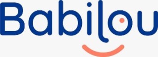 Blauwe letters op een witte achtergrond met de tekst 'Babilou'. Tussen de letters zie je een lachend gezichtje.
