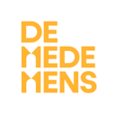 Oranje letters op een witte achtergrond met de tekst 'De medemens'