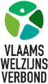 Zwarte letters op een witte achtergrond. Bovenaan staat een wit mannetje in een groen klaver.