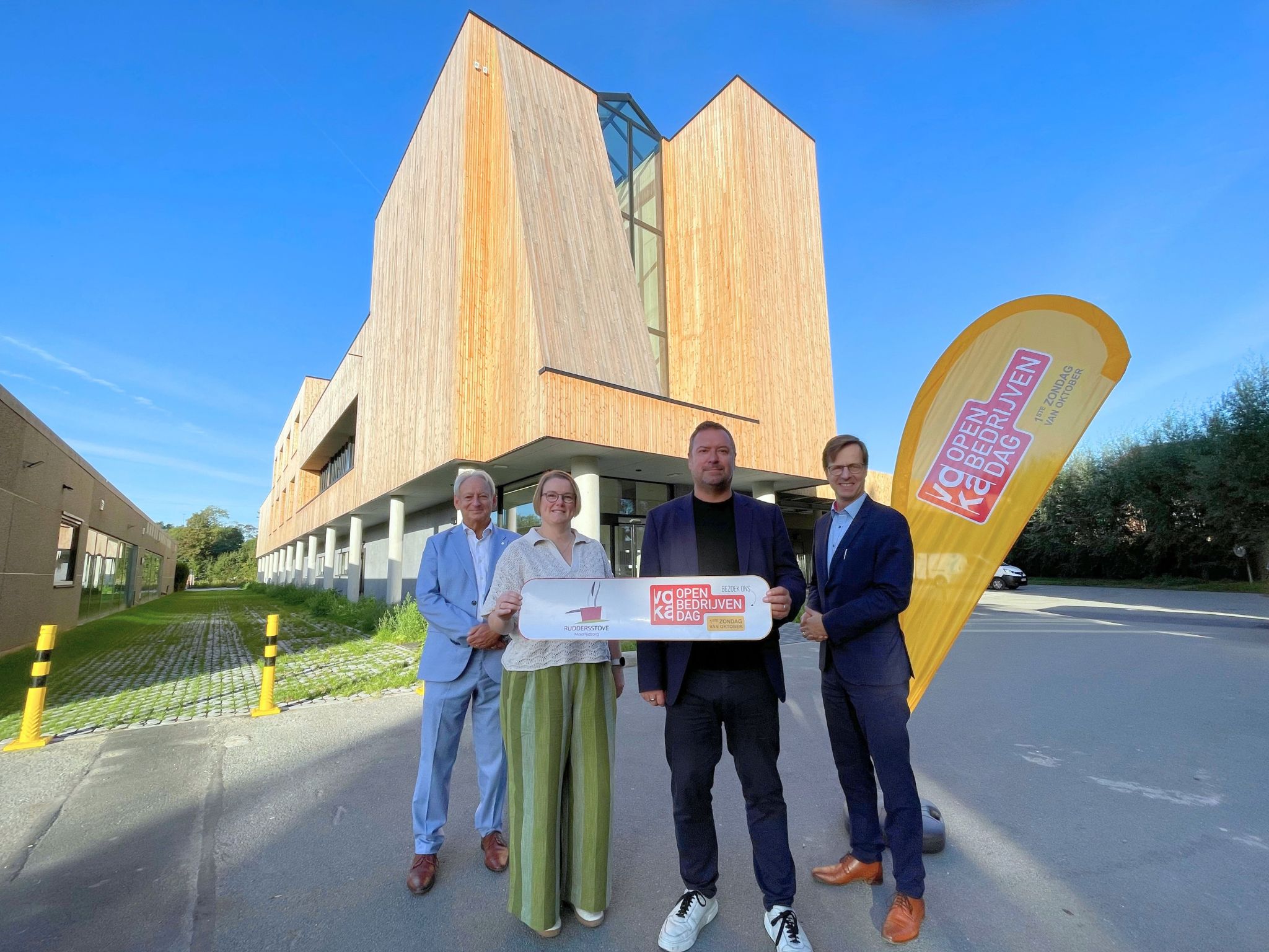 Ruddersstove-voorzitter Pablo Annys poseert met collega's van de centrale keuken voor de nieuwbouw.