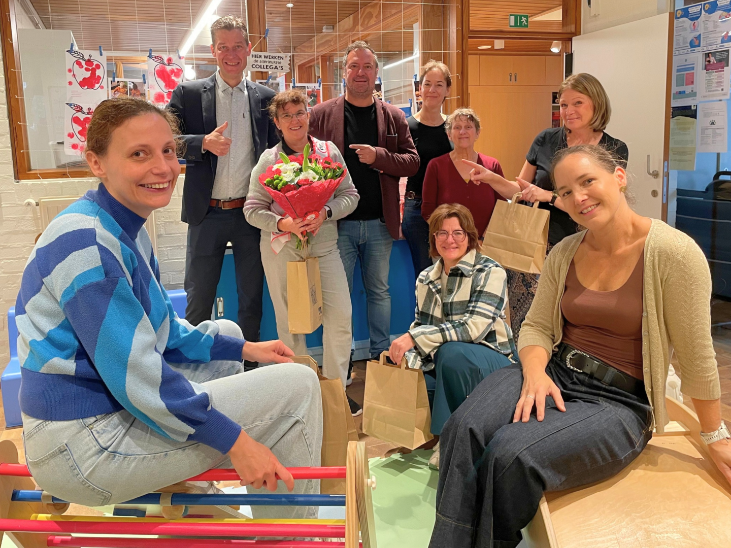Het team van kinderopvang Oogappel poseert samen met voorzitter Pablo Annys