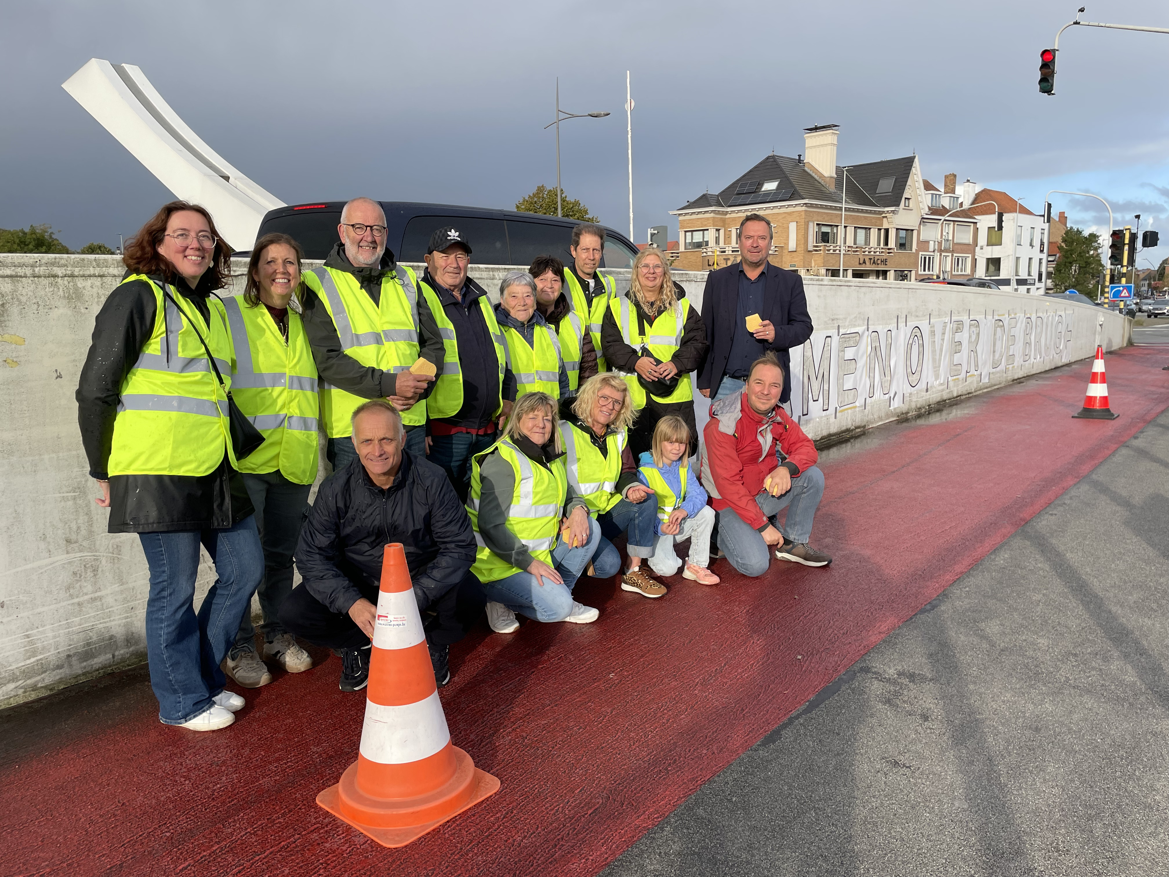 Het team van BC 't Werftje, samen met vrijwilligers en kinderen van basisschool Kristus-Koning poseren voor de wand met de clean tag.