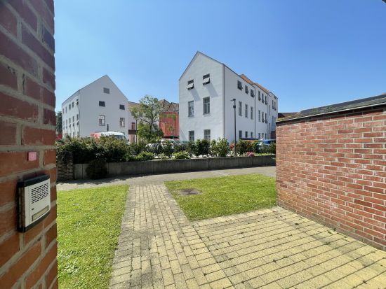 buitenkant aanleunwoning - zicht op het terras en de gebouwen van De Nieuwe Notelaar